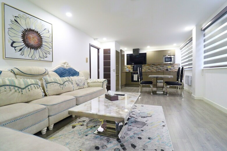 Queen Stay Apartments