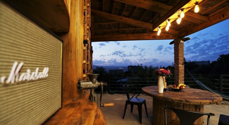 Falcon Apartments - Terrace