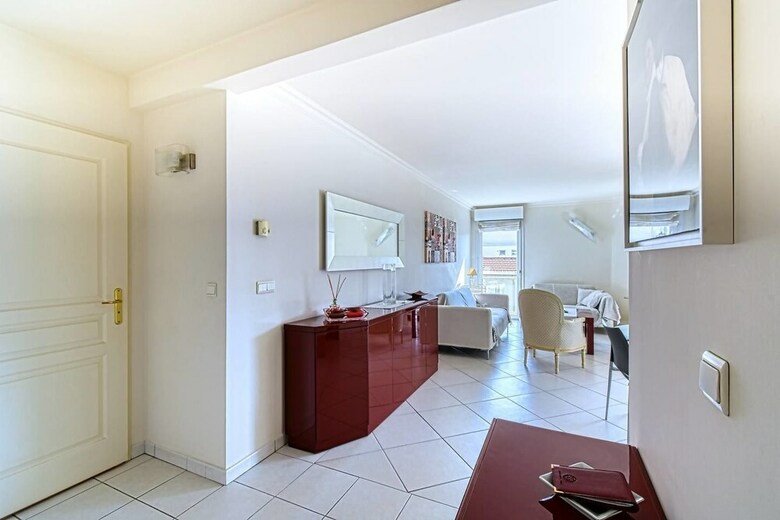 Beautiful 2 Bed Apartment Only 50m From The Beach!