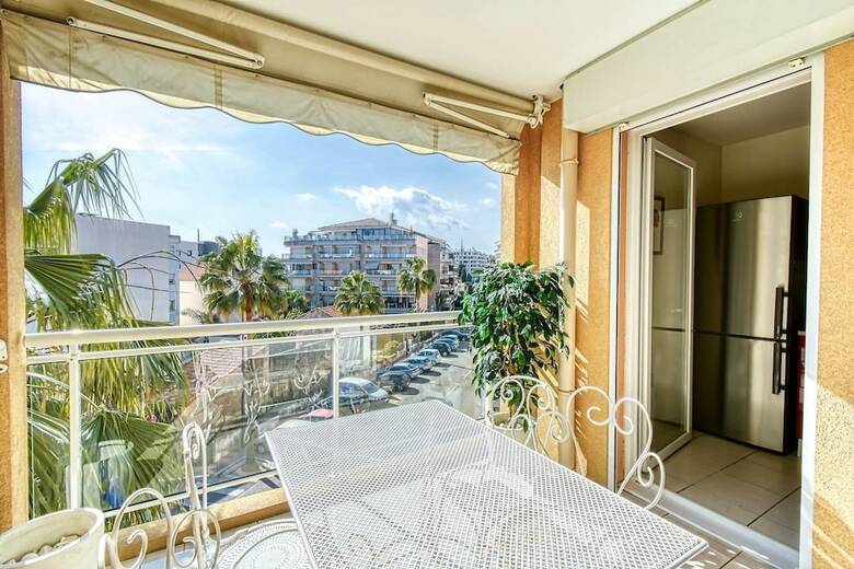 Beautiful 2 Bed Apartment Only 50m From The Beach!