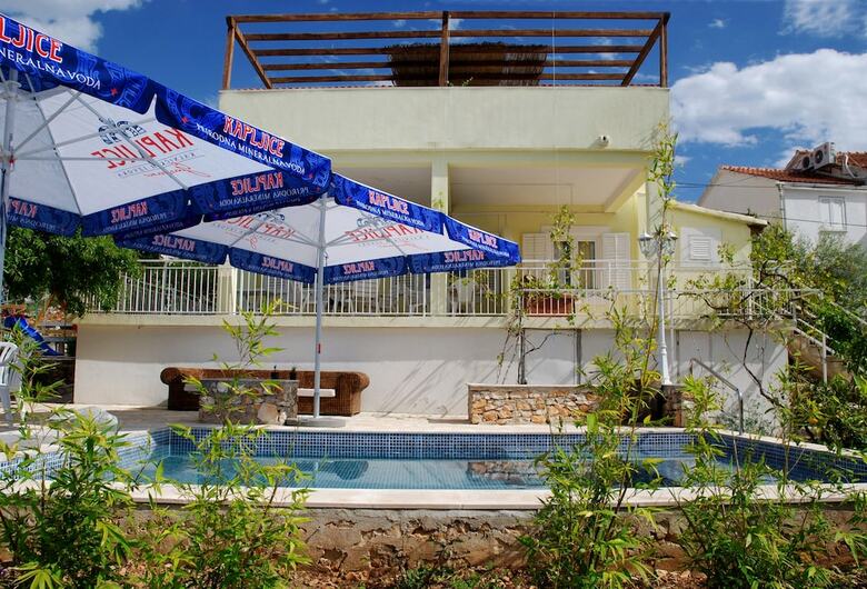 Villa Family House Sutivan