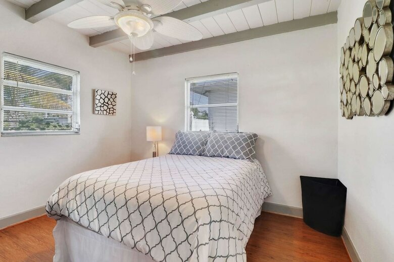 Flamingo Street Bungalow, Walk To Beach