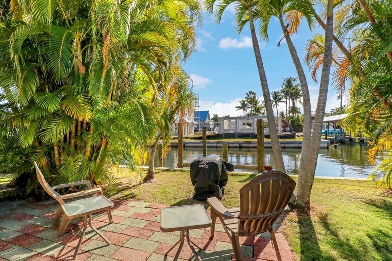 Flamingo Street Bungalow, Walk To Beach