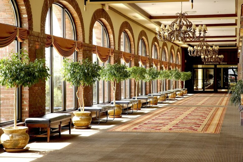 Cambridge Red Deer Hotel & Conference