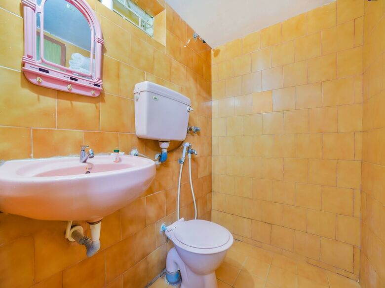 Hotel Oyo 28321 Nirvaah Calangute Beach Front