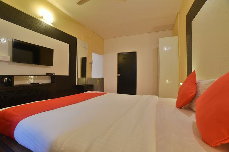 Oyo 30128 Reddy's Hotel