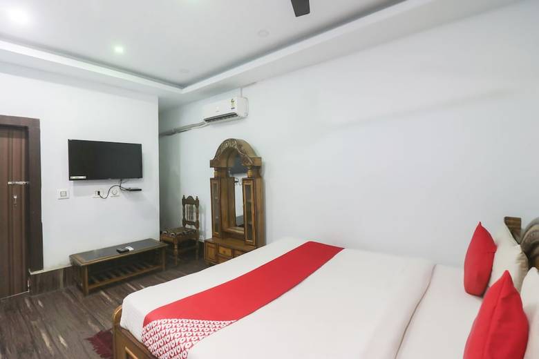 Oyo 18658 Hotel Royal Green