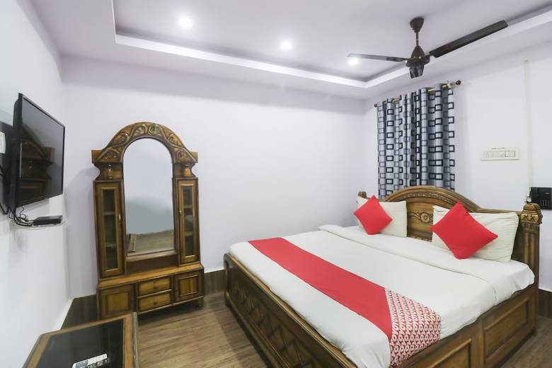 Oyo 18658 Hotel Royal Green