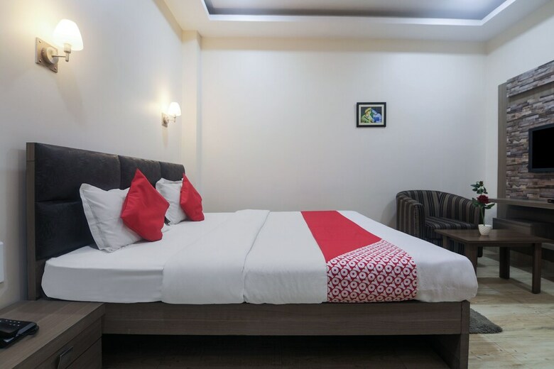 Oyo 19930 Hotel Holiday Palace