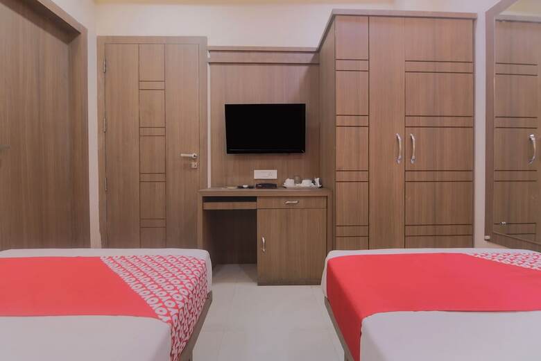 Oyo 19930 Hotel Holiday Palace