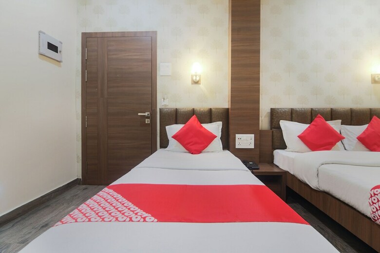 Oyo 19930 Hotel Holiday Palace