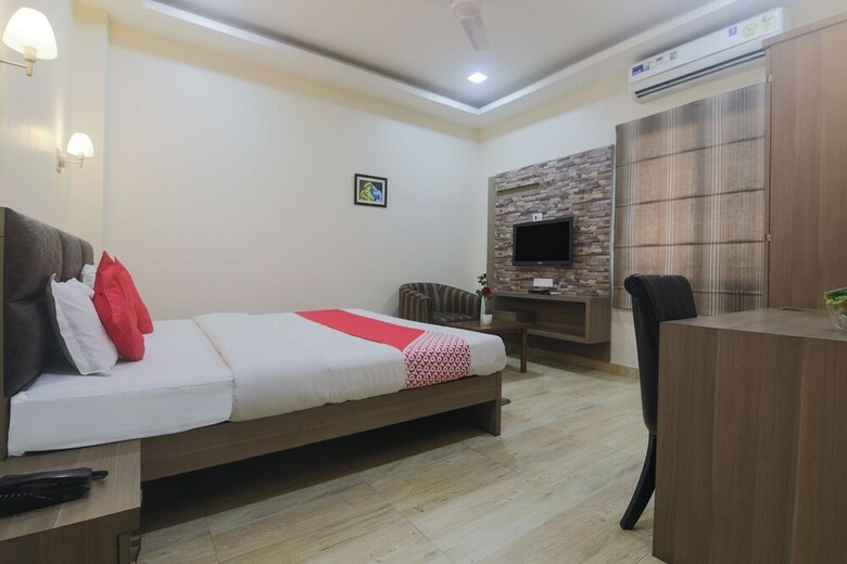 Oyo 19930 Hotel Holiday Palace