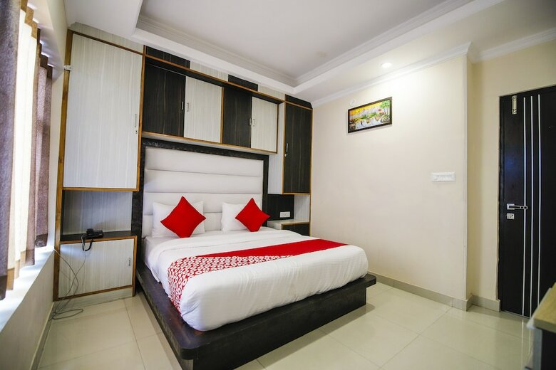 Hotel Oyo 18421 Uphill Courtyard