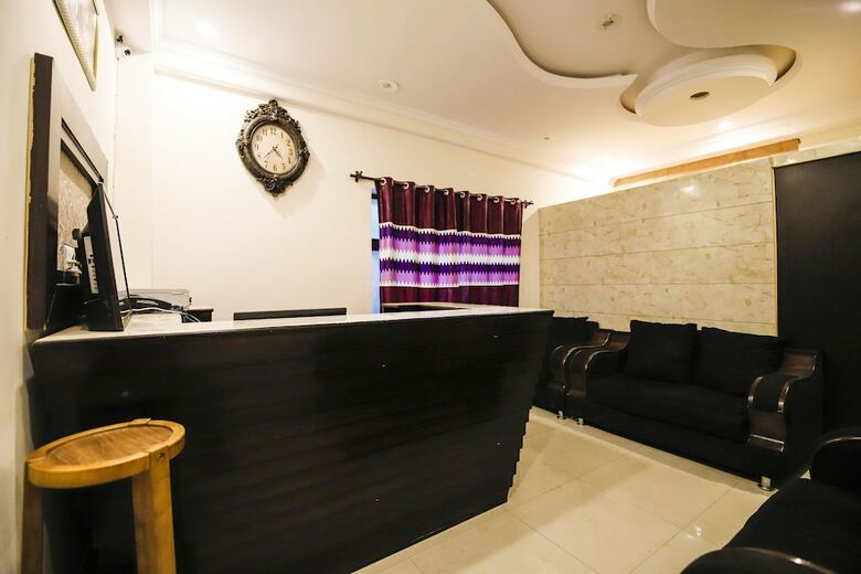 Hotel Oyo 18421 Uphill Courtyard