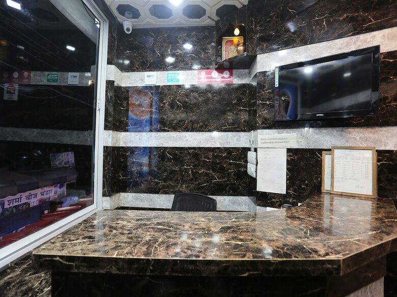 Hotel Oyo 27002 H S R Ram Bazaar