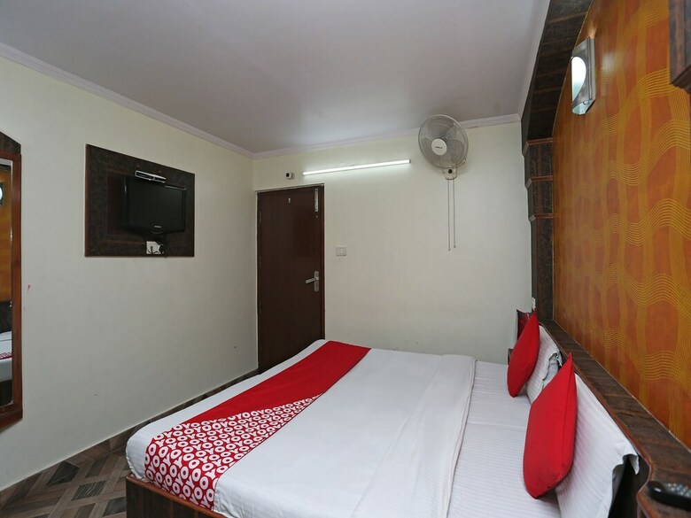 Hotel Oyo 27002 H S R Ram Bazaar