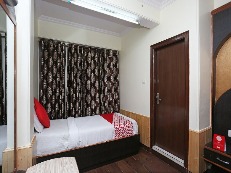 Hotel Oyo 27002 H S R Ram Bazaar