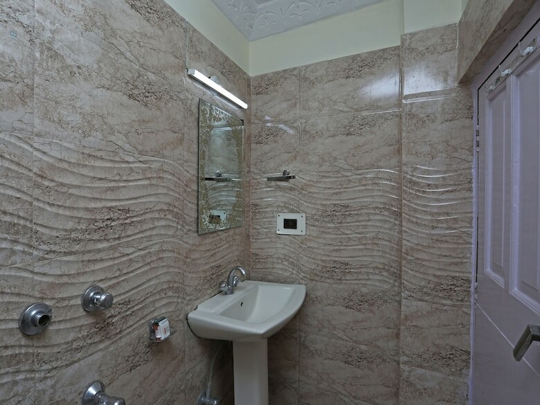 Hotel Oyo 27002 H S R Ram Bazaar