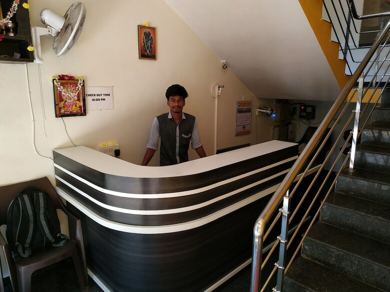 Hostal Iroomz Hotel Gananjaya