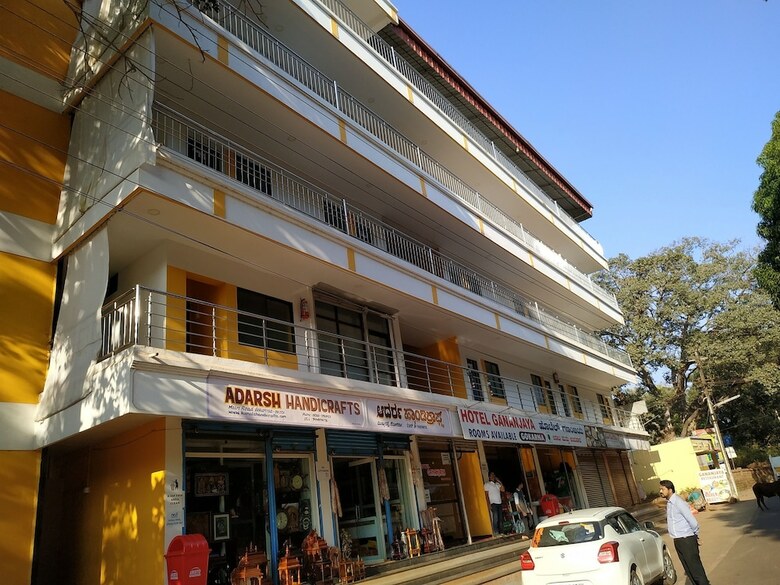 Hostal Iroomz Hotel Gananjaya