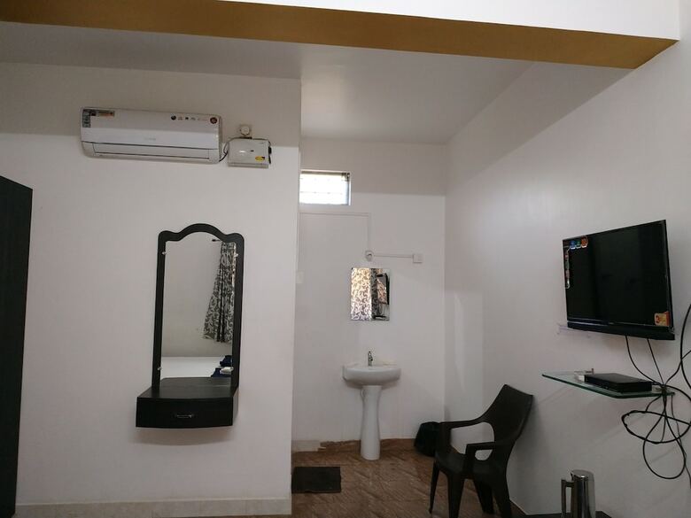 Hostal Iroomz Hotel Gananjaya