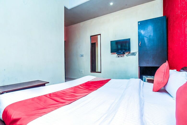 Hotel Oyo 18690 Ambica Deluxe