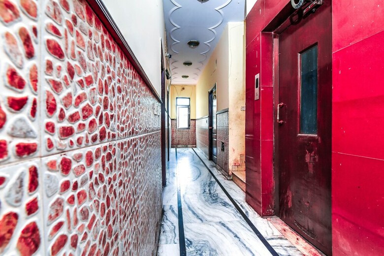 Hotel Oyo 18690 Ambica Deluxe