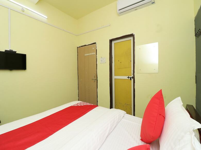 Oyo 27004 Hotel Om Sai Plaza