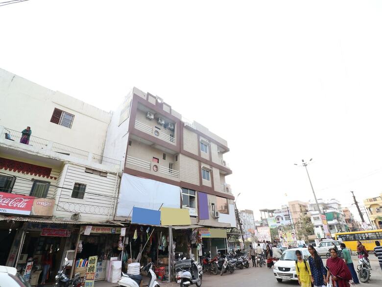 Oyo 27004 Hotel Om Sai Plaza