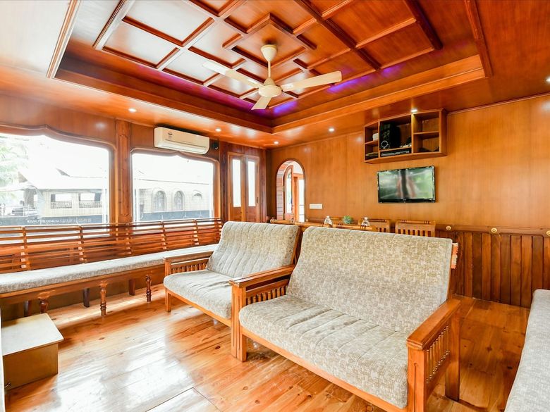 Hotel Oyo 24606 Waves & Wind 3bhk Houseboat