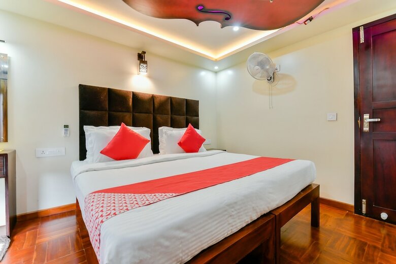 Oyo 23063 Luxury Meghavarsham 5bhk