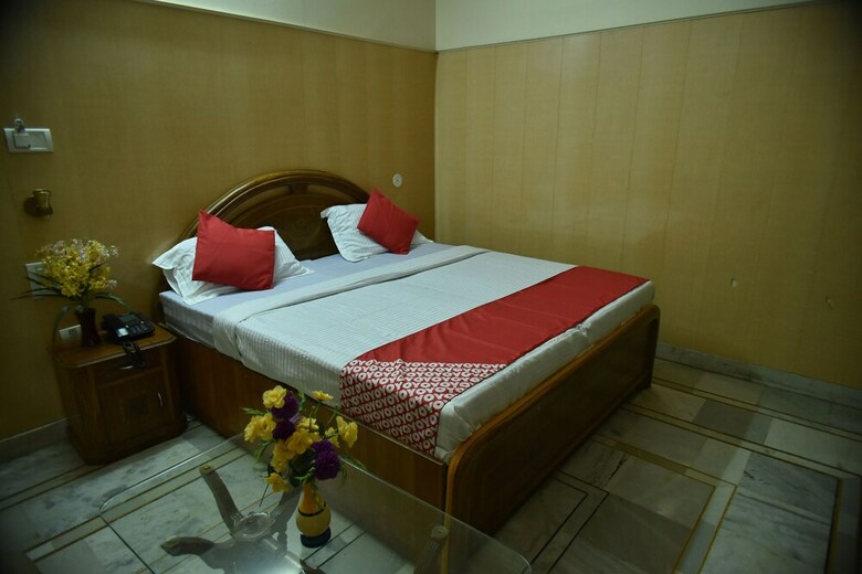 Oyo 24112 Mid City Hotel