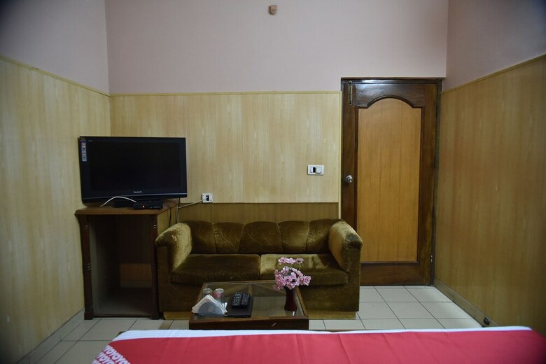 Oyo 24112 Mid City Hotel