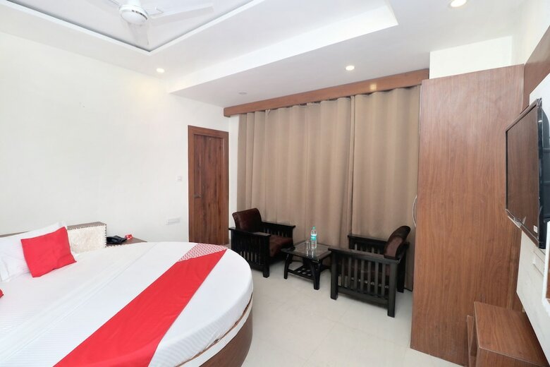 Oyo 18504 Hotel Safari
