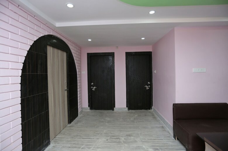 Hotel Oyo 22566 Red Velvet Inn