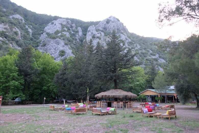 Hostal Camp Meeting Point
