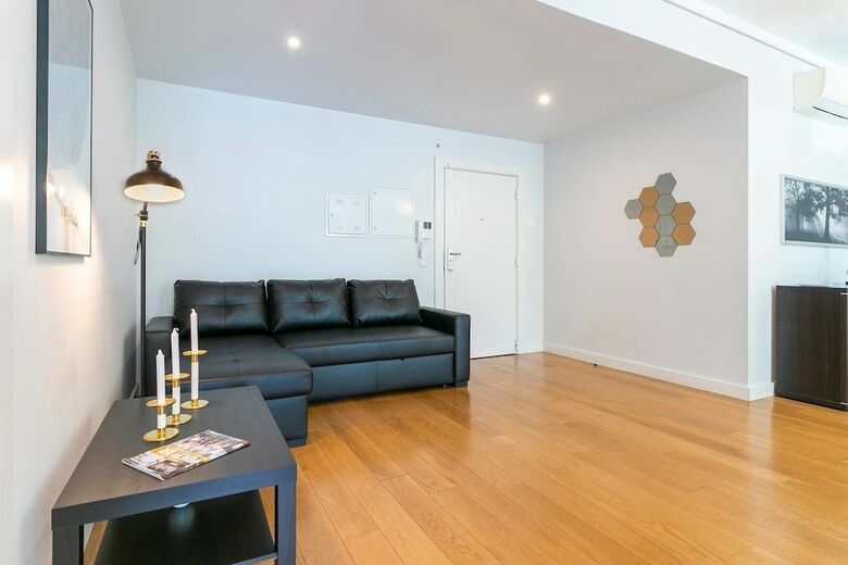 Spacious Apartment In Residential Campolide
