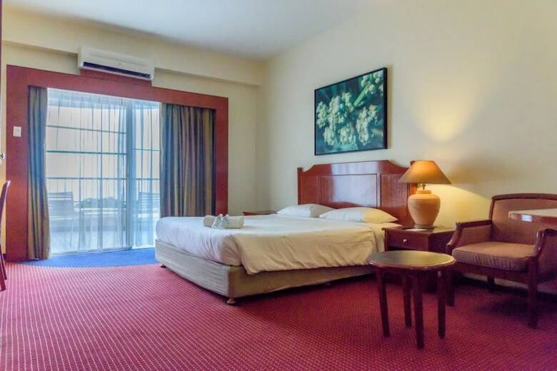 Hotel Expat's Nook Beach Resort