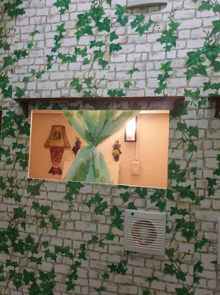 Gardenpod Hostel + Caf�