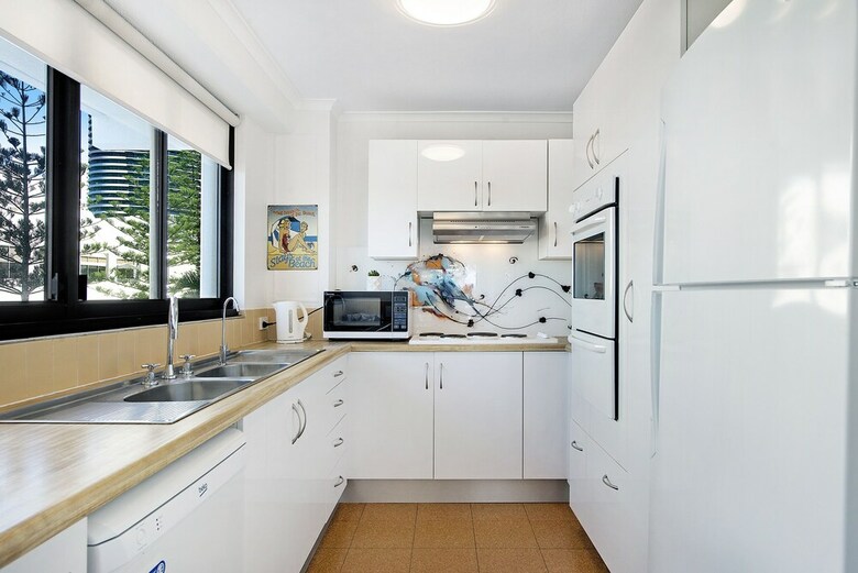 2 Bedroom Apartment Located In Central Broadbeach