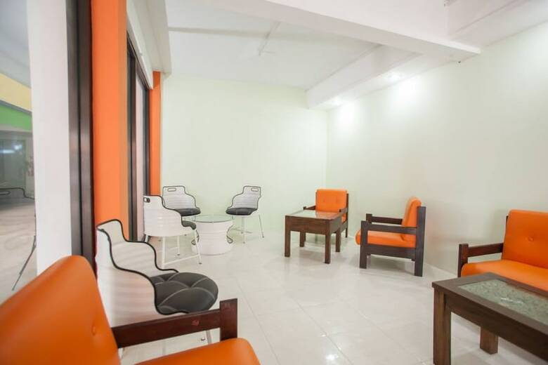 Hotel Reddoorz Near Petra University 2