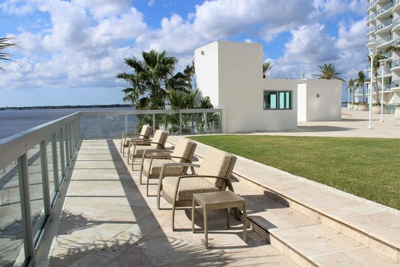 3000 Oasis Grand Blvd #803