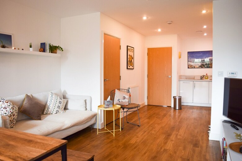 Modern 1 Bedroom House In Pontoon Dock