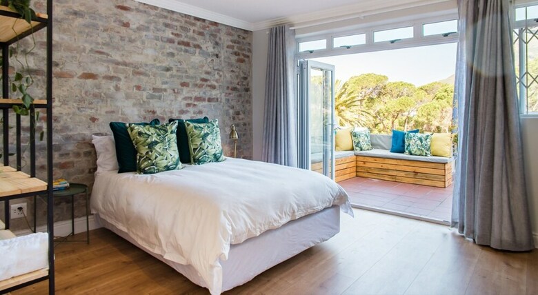 Newly-renovated Top Floor Studio Apartment In Gardens