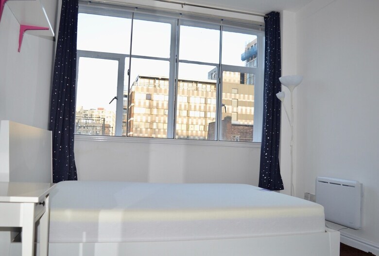 Spacious 3 Bedroom Apartment In Manchester