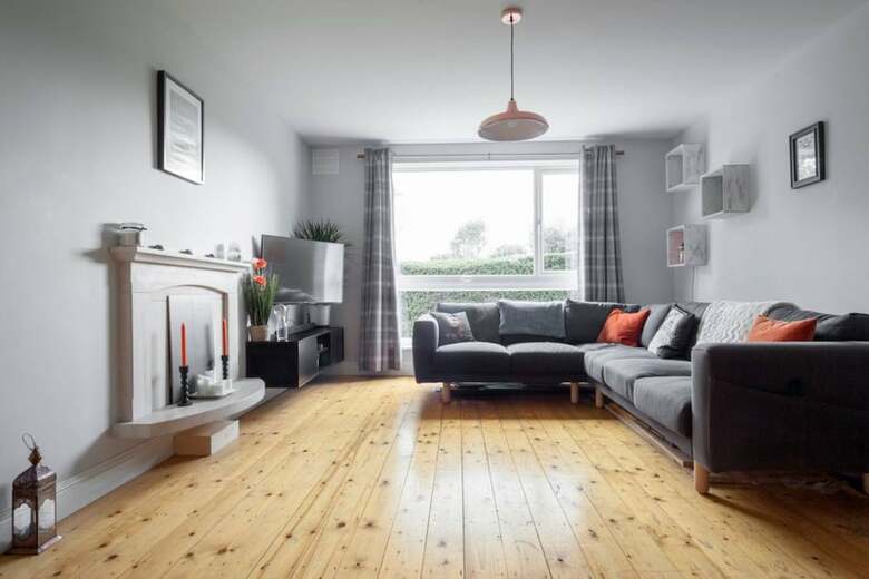 Spacious 1 Bedroom Apartment Near The Triangle