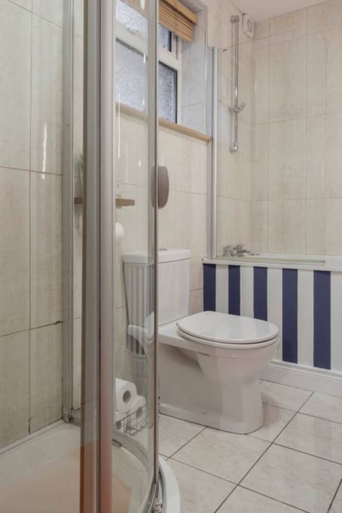 Spacious 1 Bedroom Apartment Near The Triangle