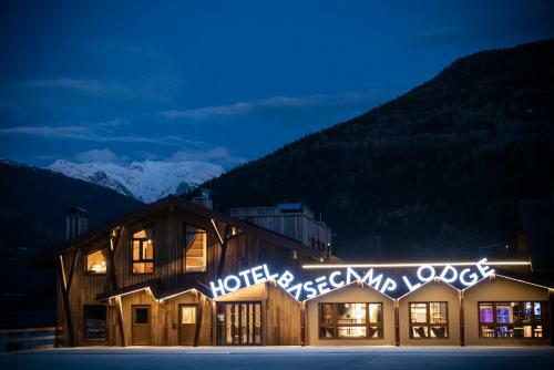 Hotel Base Camp Lodge