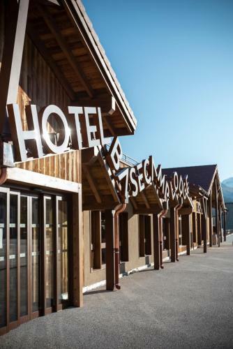 Hotel Base Camp Lodge