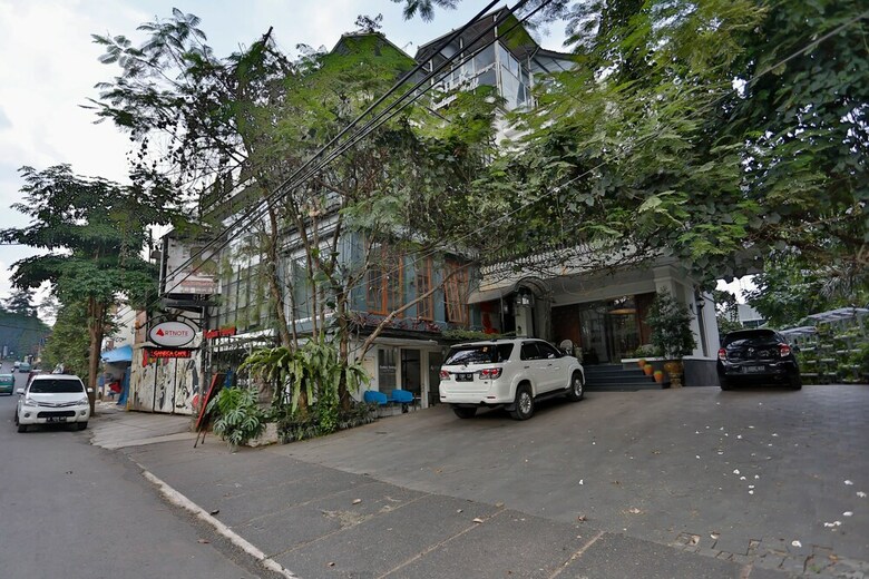 Hotel Capital O 852 The Silk At Dago